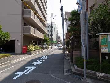 敷地北側の前面道路。敷地の東側約30mの場所を道意線が走っています。