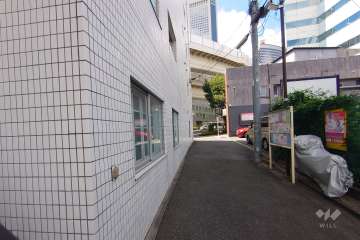 敷地北東側の前面道路（南東側から）