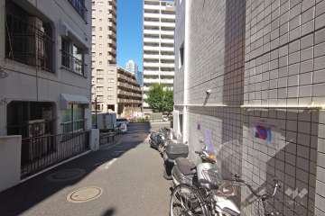 敷地北側の前面道路（西側から）