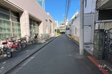 敷地北側の前面道路（西側から）