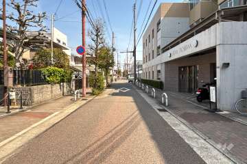敷地北側の前面道路(西側から)
