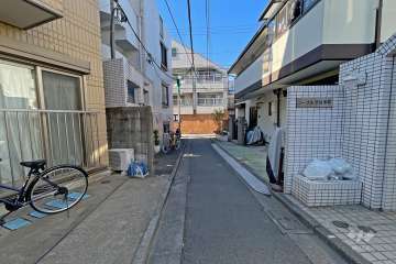 敷地南側の前面道路（南東側から）