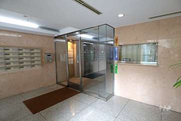 エントランスはオートロック付きです。