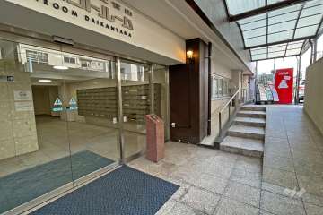 エントランスはオートロック付きです。