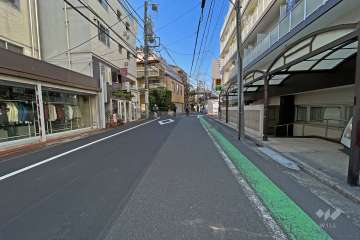 敷地南東側の前面道路（北東側から）