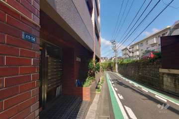 敷地南側の前面道路（西側から）