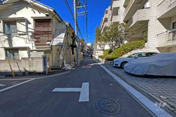 敷地南西側の前面道路（北西側から）