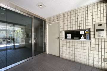 エントランスはオートロック付きです。