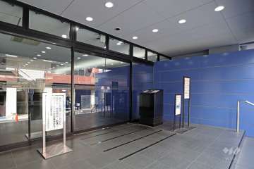 エントランスはオートロック付きです。