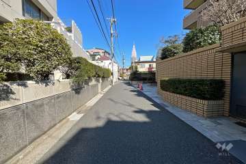 敷地北西側の前面道路（南西側から）