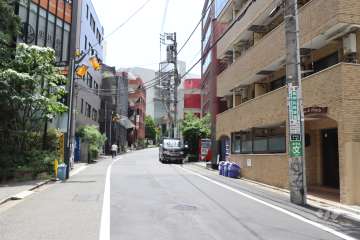 敷地北東側の前面道路（北西側から）