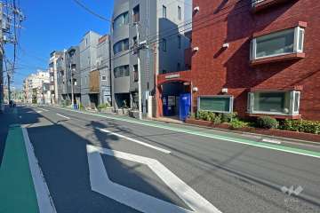 敷地北西側の前面道路（南西側から）