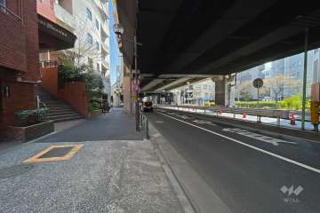 敷地南側は都道418号線に面しています。