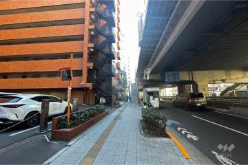 敷地北西側の前面道路（北東側から）