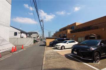 敷地北西側の前面道路（南西側から）