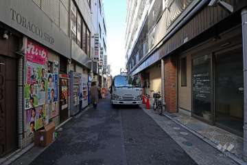 敷地西側の前面道路（南側から）