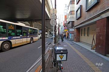 敷地南側の前面道路（東側から）