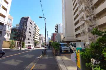 敷地北側の前面道路（西側から）