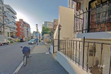 敷地南側の前面道路（東側から）