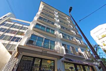 秀和外苑レジデンスの外観（南西側から）