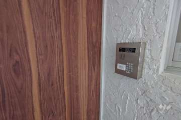 エントランスはオートロック付きです。