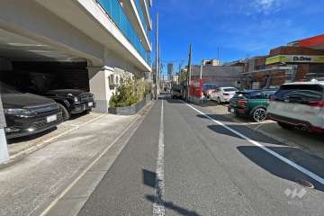 敷地南側の前面道路（西側から）