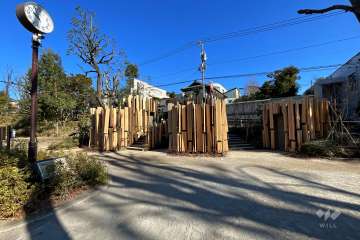 北側には道路を挟んで渋谷区立鍋島松濤公園があります。