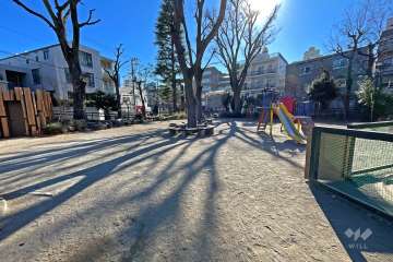 北側には道路を挟んで渋谷区立鍋島松濤公園があります。
