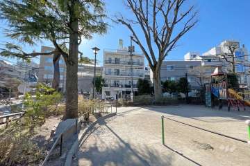 北側には道路を挟んで渋谷区立鍋島松濤公園があります。