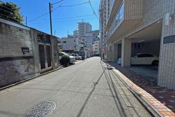 敷地東側の前面道路（北側から）