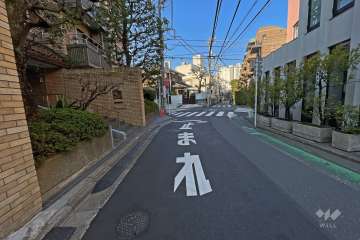 敷地北側の前面道路（東側から）