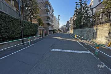 敷地西側の前面道路（北側から）