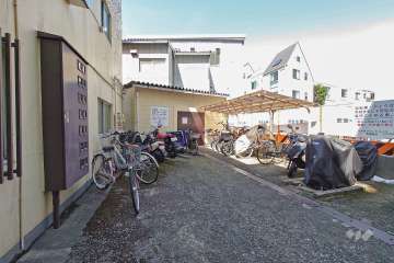 バイク置場と駐輪場