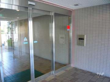 エントランスはオートロック付きです。