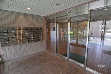 エントランスはオートロック付きです。