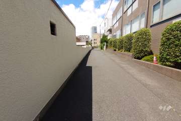 敷地北側の前面道路（東側から）