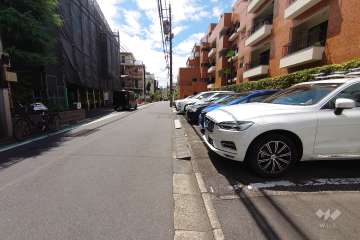 敷地東側の前面道路（北側から）