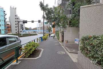 敷地北側の前面道路