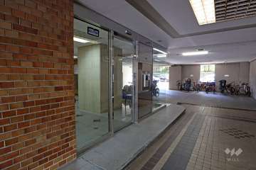 エントランスはオートロック付きです。