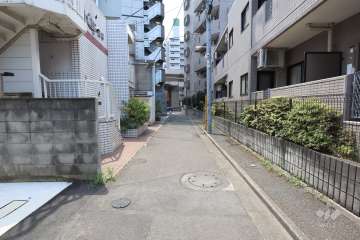 敷地西側の前面道路