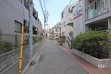 敷地西側の前面道路