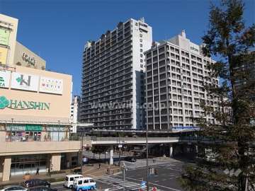 アミング潮江プラストと駅とは陸橋で結ばれています。