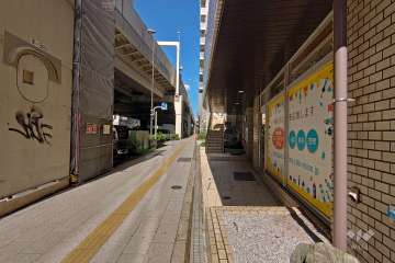 敷地北西側の前面道路（南西側から）