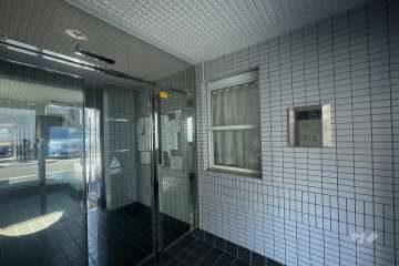 エントランスはオートロック付きです。