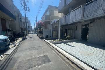 敷地南東側の前面道路（北東側から）