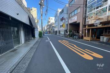 敷地北東側の前面道路（南東側から）