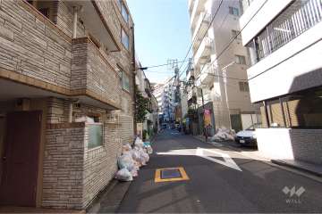 敷地北西側の前面道路（北東側から）