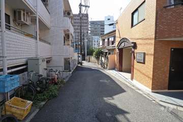 敷地南西側の前面道路(南東側から)