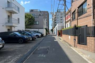 敷地北東側の前面道路（南東側から）