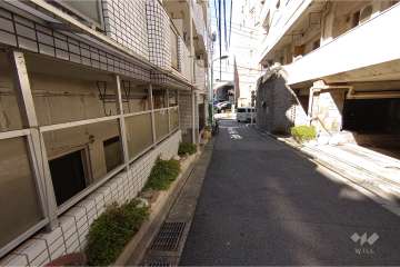 敷地南東側の前面道路（南西側から）